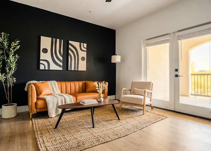 Boulevard Luxe 2br Near Stadium - Pool Parking & Gym Apartment