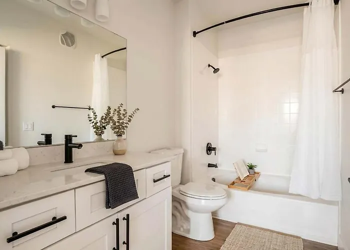 Apartment Boulevard Luxe 2br Near Stadium - Pool Parking & Gym *