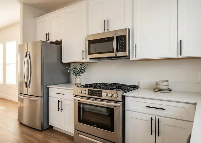 Boulevard Luxe 2br Near Stadium - Pool Parking & Gym Apartment