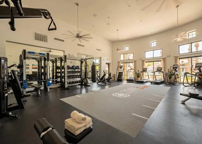 Boulevard Luxe 2br Near Stadium - Pool Parking & Gym Apartment