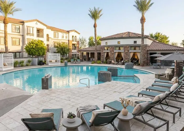 Boulevard Luxe 2br Near Stadium - Pool Parking & Gym *